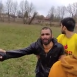 (VIDEO) Hrvatski policajci tuku i bičuju migrante!