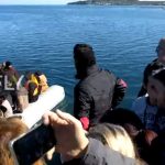 (VIDEO) OVAKO GRCI BRANE SVOJE OBALE: Narod se skupio i tera migrante u čamcima! Gubite se nazad u Tursku…