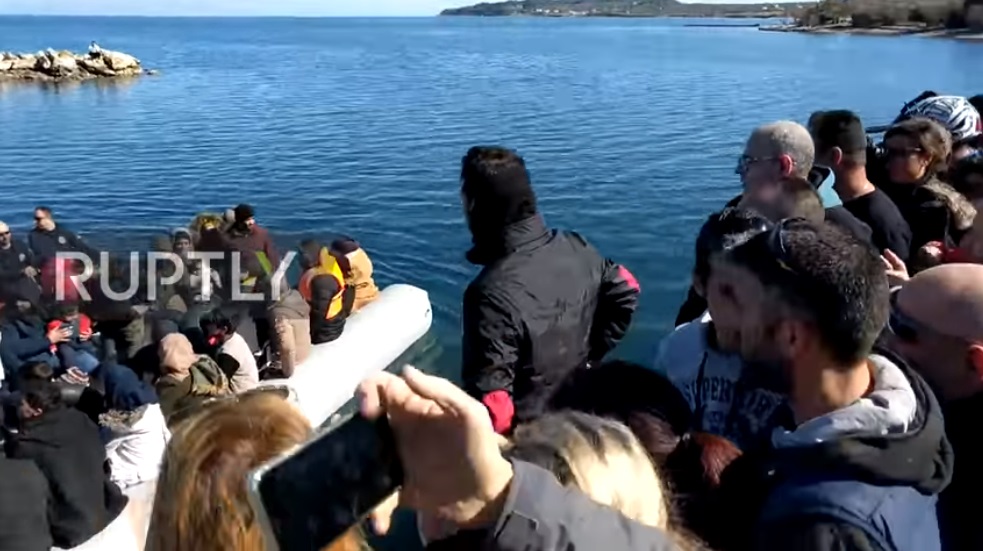 (VIDEO) OVAKO GRCI BRANE SVOJE OBALE: Narod se skupio i tera migrante u čamcima! Gubite se nazad u Tursku…