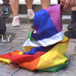 POLJSKA: Ekstremisti oskrnavili crkvu za LGBT zastavom, sledi im kazna od 2 godine zatvora!