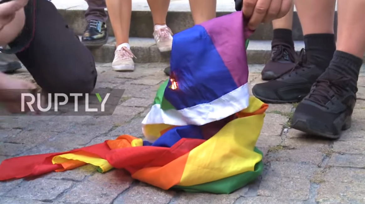 POLJSKA: Ekstremisti oskrnavili crkvu za LGBT zastavom, sledi im kazna od 2 godine zatvora!
