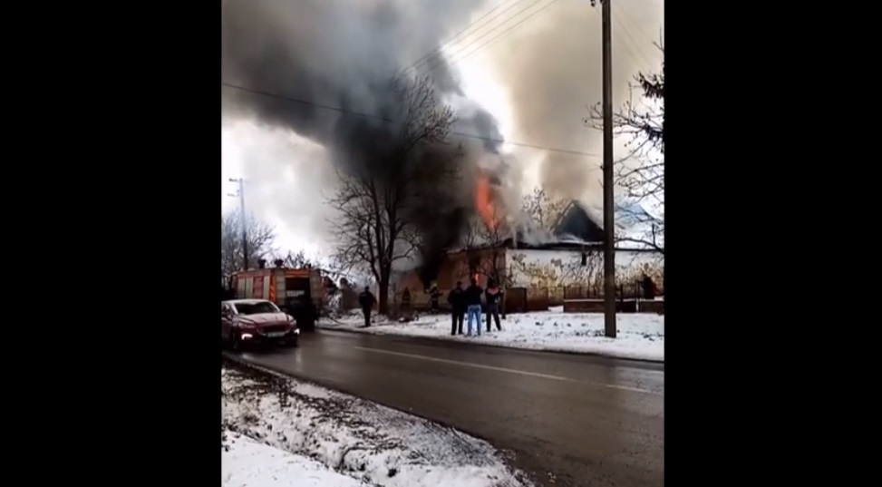 (VIDEO) Zapaljena kuća u selu kod Zrenjanina, u Banjaluci migranti zapalili zgradu škole!