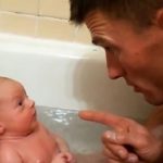 Ovaj tata riješio je da prvi okupa svoju bebicu. Ne biste vjerovali kako će to izgledati!
