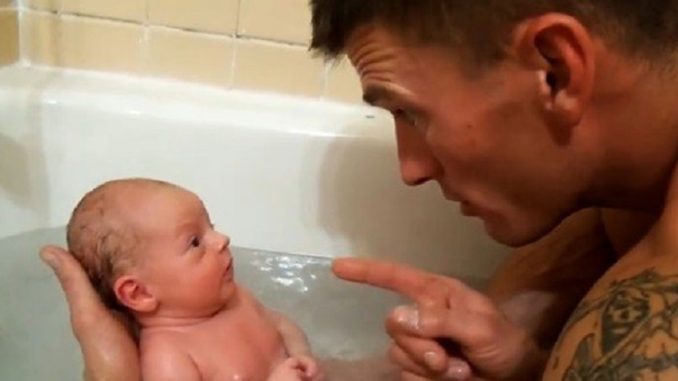 Ovaj tata riješio je da prvi okupa svoju bebicu. Ne biste vjerovali kako će to izgledati!