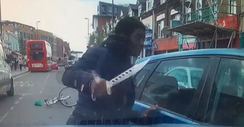SNIMAK IZ PAKLA: Migrant sa nožem od 20 centimetara napao čoveka u automobilu! (VIDEO)