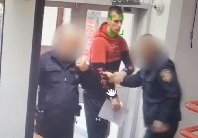SRAMNO PONAŠANJE POLICAJACA U SPLITU! Pretukli momka PENDREKOM jer nije imao masku (VIDEO)