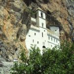 Sve o manastiru Ostrog, ko je bio Sveti Vasilije Ostroški, čuda i javljanja, poklonička putovanja, krštenja