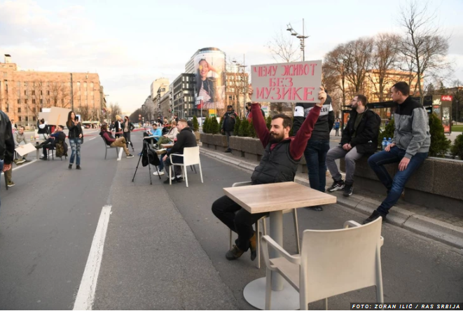 Ugostitelji izneli stolice i stolove na ulice Beograda u znak protesta protiv mera Kriznog štaba – zvižde, pevaju i ponašaju se kao u kafani