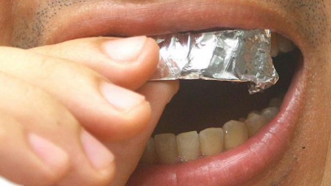 UŠTEDITE BOGATSTVO Evo šta se desi ako na jedan sat zube omotate aluminijskom folijom!