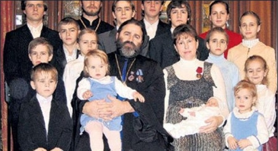 ЋЕРКА МУ УМРЛА НА РУКАМА, А ОНДА СЕ ДЕСИЛО ЧУДО: Ово је православни свештеник који има 18 деце!