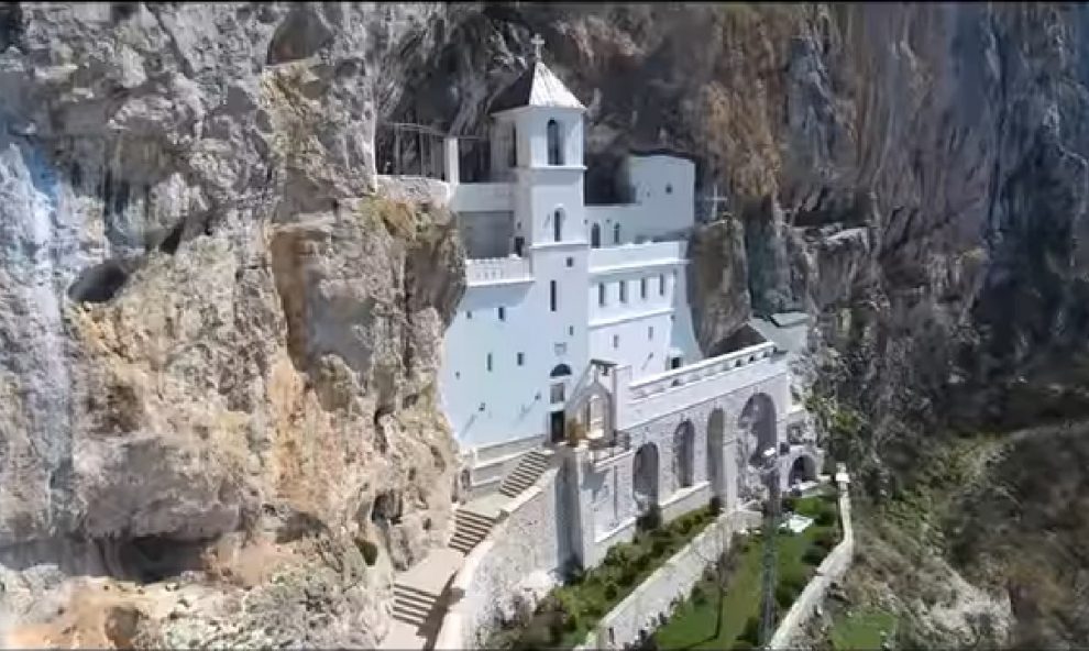 ЧУДА НА ОСТРОГУ НЕ ПРЕСТАЈУ: Ево зашто је ово један од најпосећенијих манастира на свету…