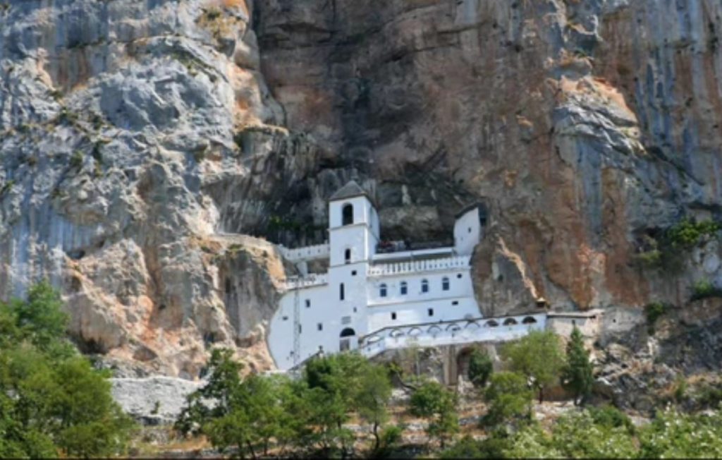 ОДВОЈИТЕ ТРИ МИНУТА И ПРОЧИТАЈТЕ: Чудесно исцељење новорођенчета у манастиру Острог