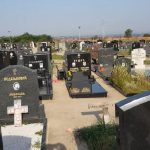 НЕДОПУСТИВ ГРЕХ ПРЕМА НАШИМ ПОКОЈНИМА: Ови обичаји на гробљима у Србији су СТРАШНИ а ипак их МНОГИ ЧИНЕ