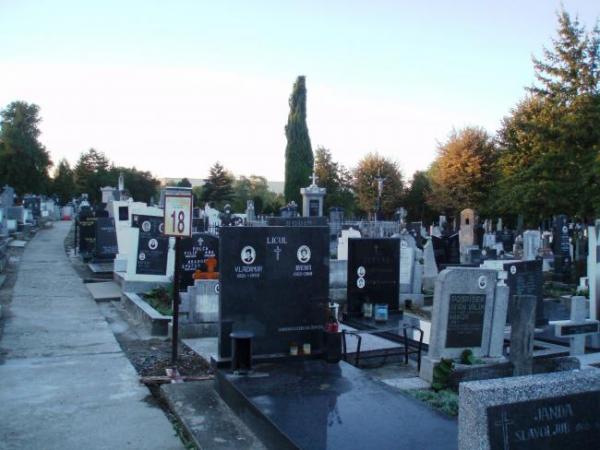 RUŽNI I POMODNI OBIČAJI: Ove stvari Srbi na groblju poštuju, a NEDOPUSTIVE SU PREMA POKOJNIKU