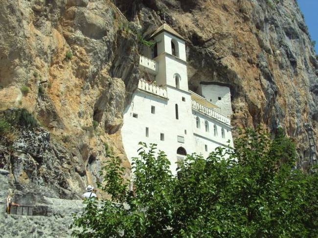 Sve o manastiru Ostrog, ko je bio Sveti Vasilije Ostroški, čuda i javljanja, poklonička putovanja, krštenja
