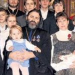 ĆERKA MU UMRLA NA RUKAMA, A ONDA SE DESILO ČUDO: Ovo je pravoslavni sveštenik koji ima 18 dece!